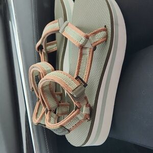 Teva Flatform Universal Mesh Print Women’s Sz 10 Olive Green Platform Sandals